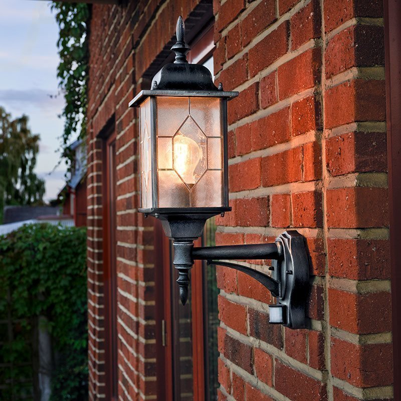 Konstsmide Milano PIR Seinävalaisin Musta