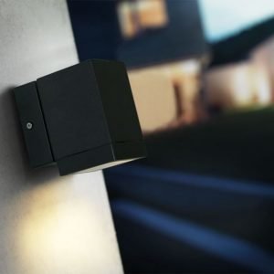 Seinävalaisin Qubo 75x110x110 mm alas musta