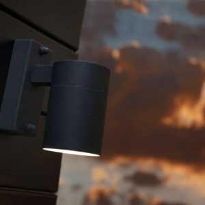 Seinävalaisin Tin 60x115x115 mm alas musta