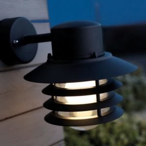 Seinävalaisin Vejers 220x250x230 mm alasuunta musta